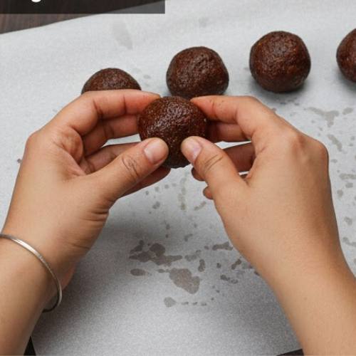 Step 6: Shape the Ladoo